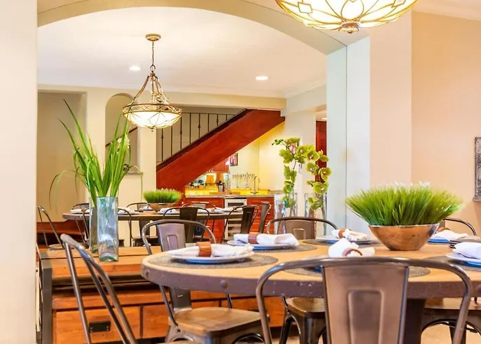 Modern Oceanfront With A Chic Coastal Design, Resort-style Amenities, And Direct Access Сasa de vacaciones