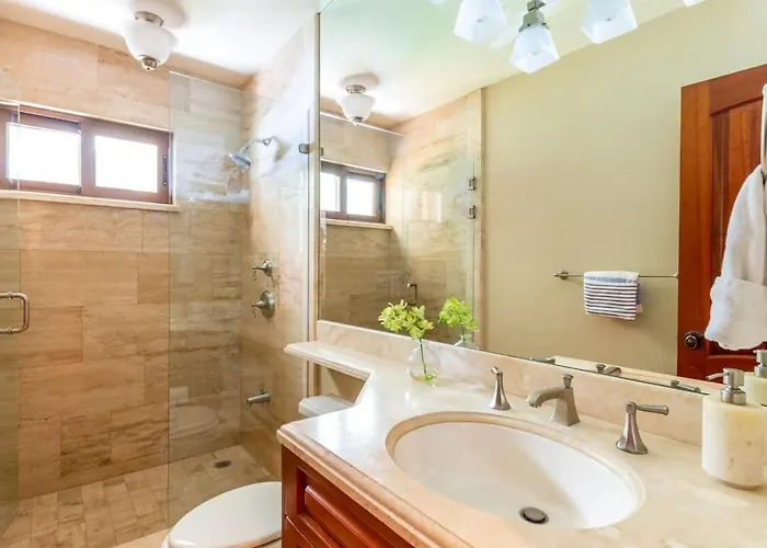 Сasa de vacaciones Modern Oceanfront With A Chic Coastal Design, Resort-style Amenities, And Direct Access