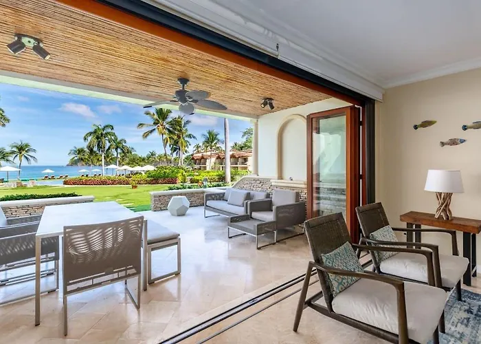 Сasa de vacaciones Modern Oceanfront With A Chic Coastal Design, Resort-style Amenities, And Direct Access