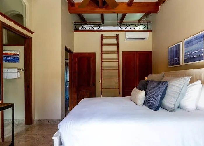 Modern Oceanfront With A Chic Coastal Design, Resort-style Amenities, And Direct Access Сasa de vacaciones