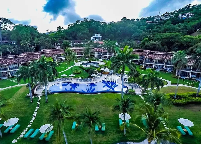 Modern Oceanfront With A Chic Coastal Design, Resort-style Amenities, And Direct Access Сasa de vacaciones