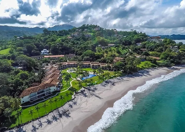 Modern Oceanfront With A Chic Coastal Design, Resort-style Amenities, And Direct Access Сasa de vacaciones